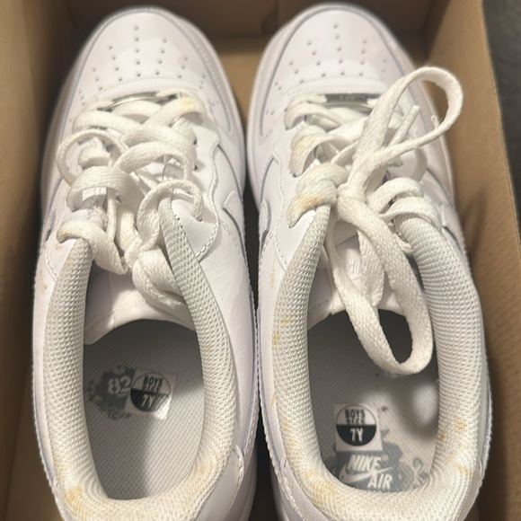 Nike worn once very light wear some small stains barely can see them - Picture 2 of 6